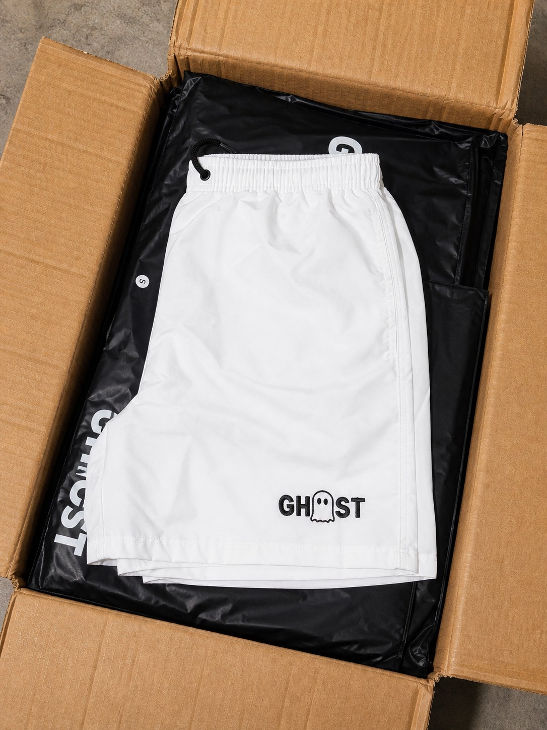 Visual GhostWear claro con logo fantasma y estilo de cancha